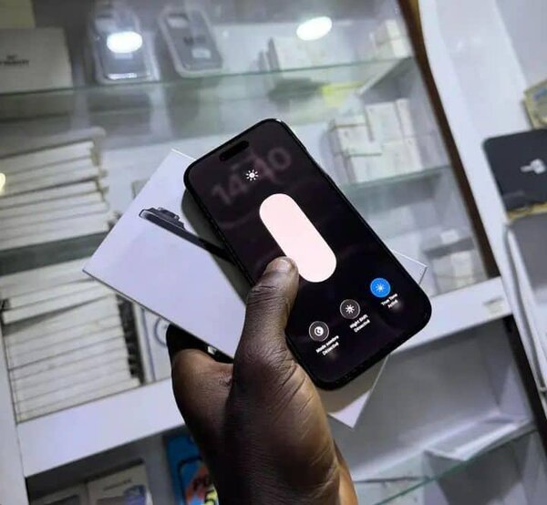 Smartphone moderne avec boîte