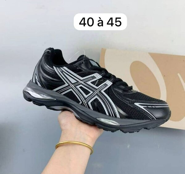 Chaussures de sport Asics noir et blanc