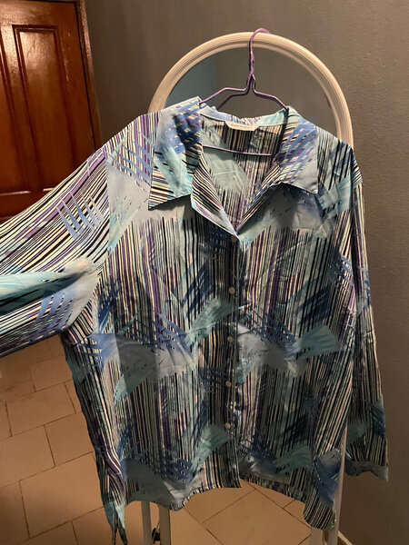 Chemise à motifs colorés