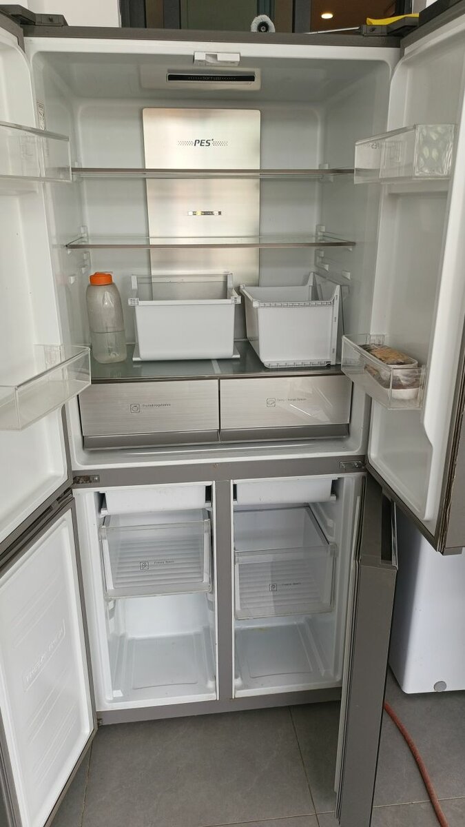 Réfrigérateur moderne à portes françaises