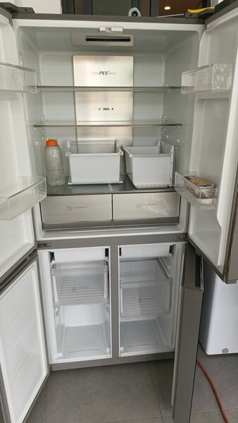 Réfrigérateur moderne à portes françaises