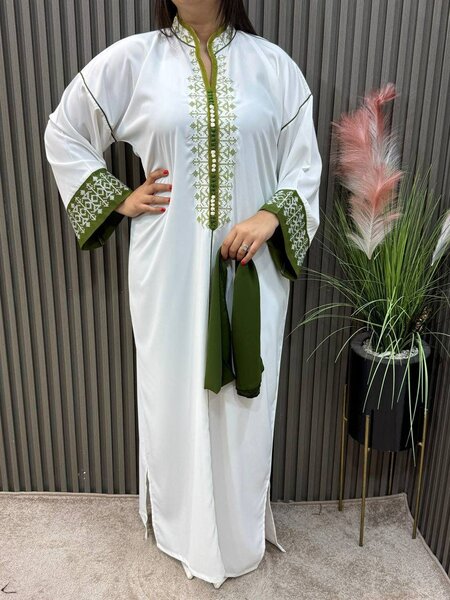 Abaya blanche avec broderies vertes