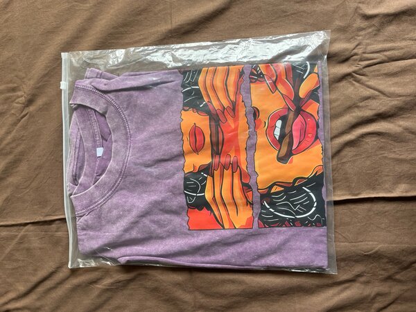 T-shirt violet avec imprimé arty