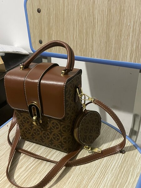 Sac à main en cuir marron avec motif