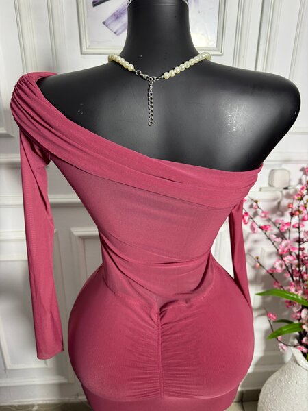 Robe moulante asymétrique