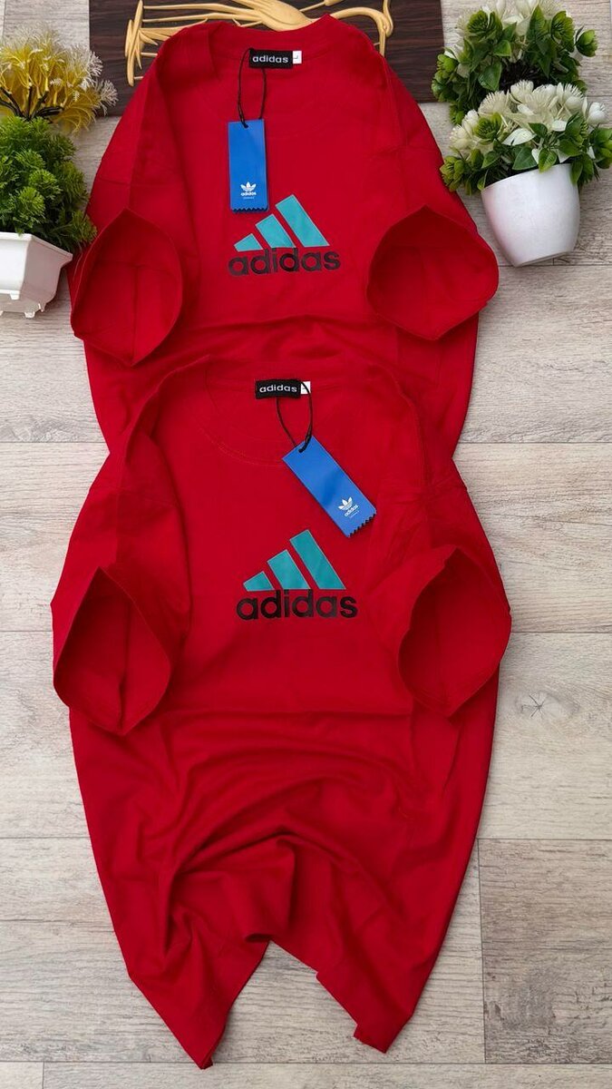 T-shirts rouges Adidas
