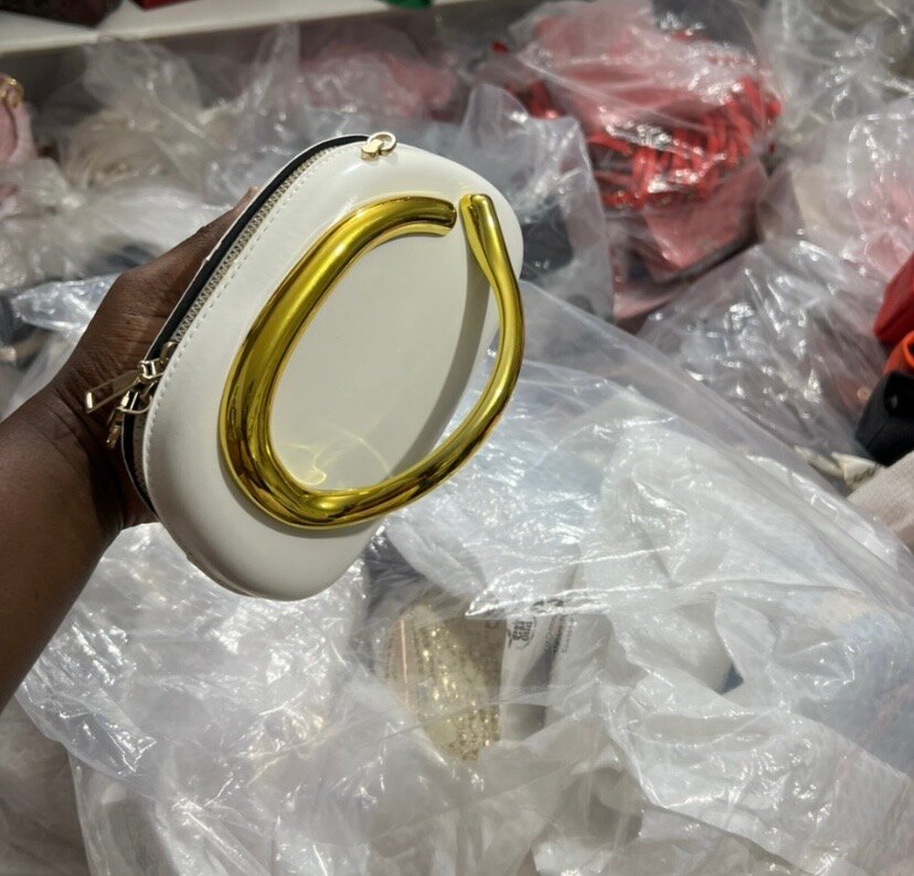 Pochette élégante avec poignée dorée