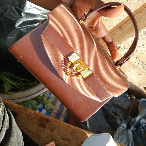 Sac à main élégant à chaîne dorée