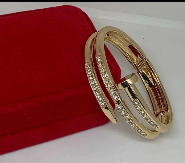 Bracelet doré avec cristal