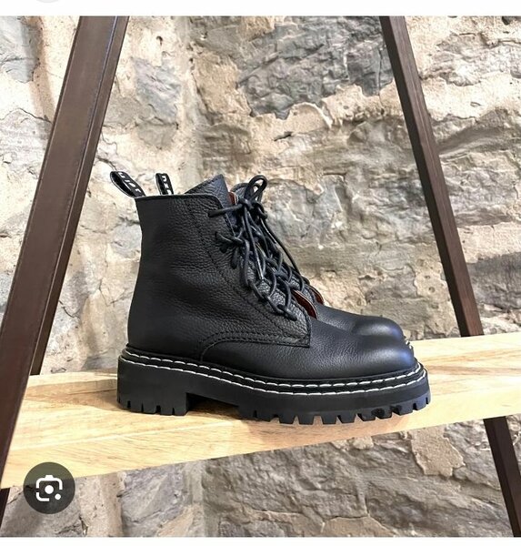 Bottes en cuir noir robuste