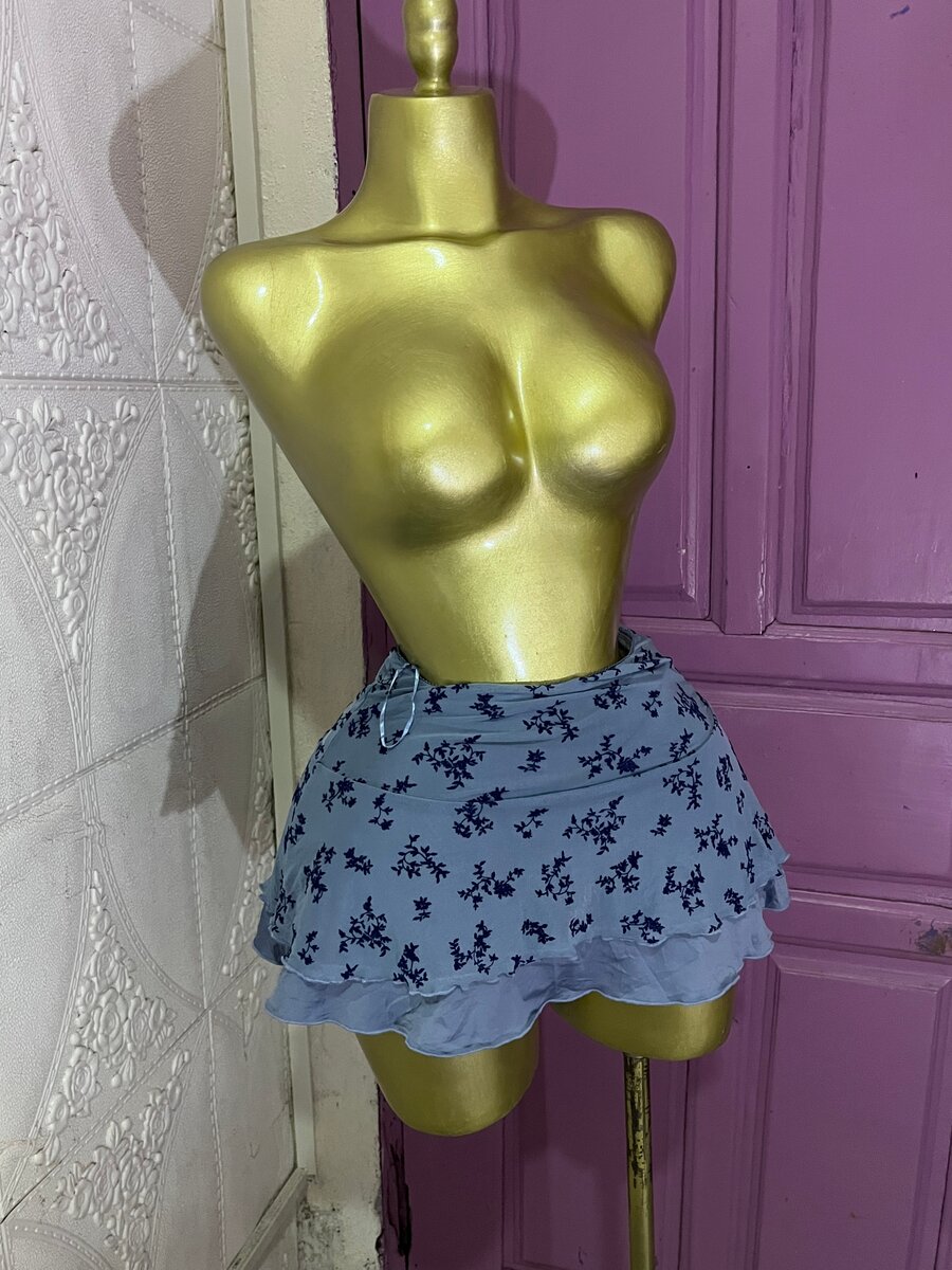 Mini-jupe fleurs bleues élégante