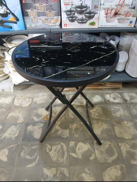 Table pliante vitrée élégante