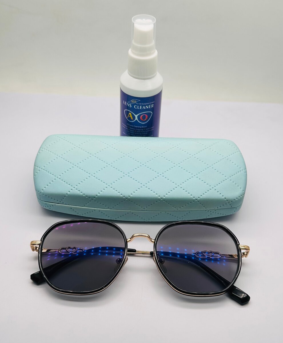 Lunettes de soleil avec étui et nettoyant