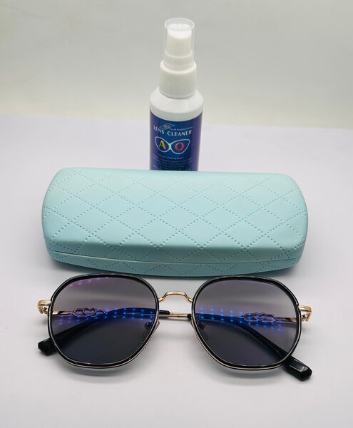 Lunettes de soleil avec étui et nettoyant