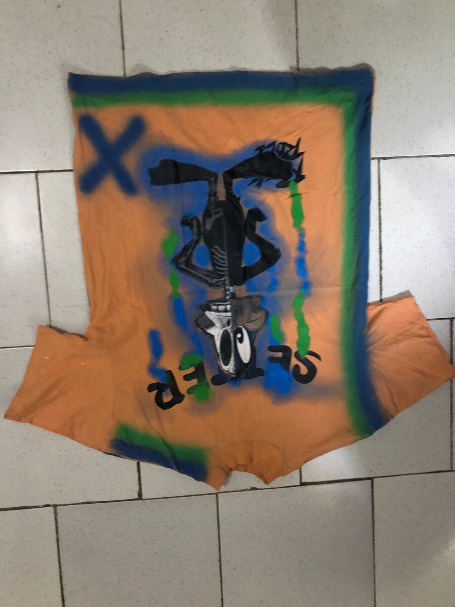 T-shirt graffiti coloré