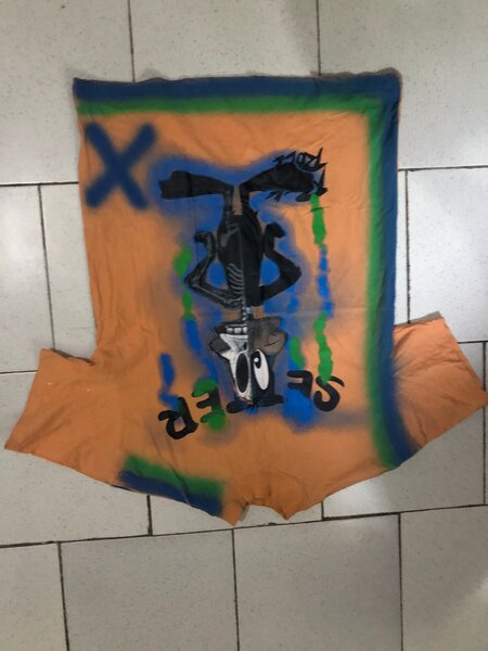 T-shirt graffiti coloré