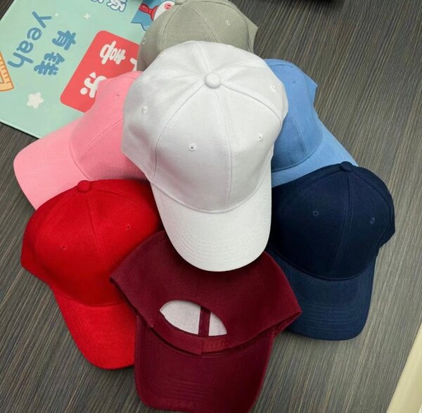 Casquettes de couleurs vives