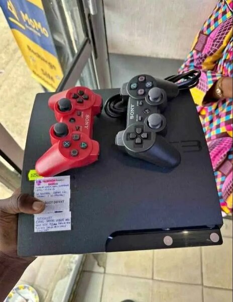 Console Sony PS3 avec manettes