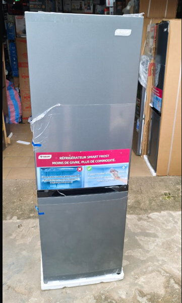 Réfrigérateur combiné moderne