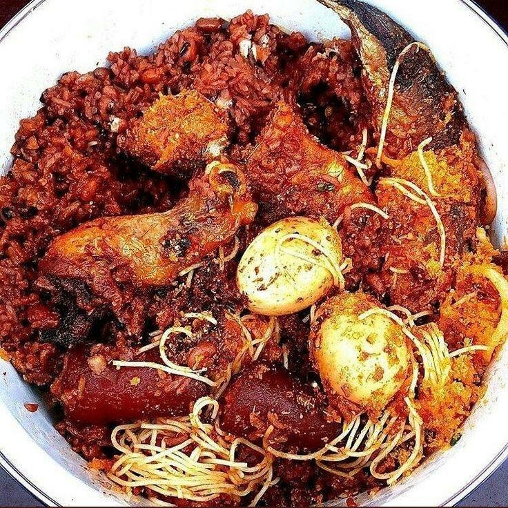 Assiette de riz jollof épicé