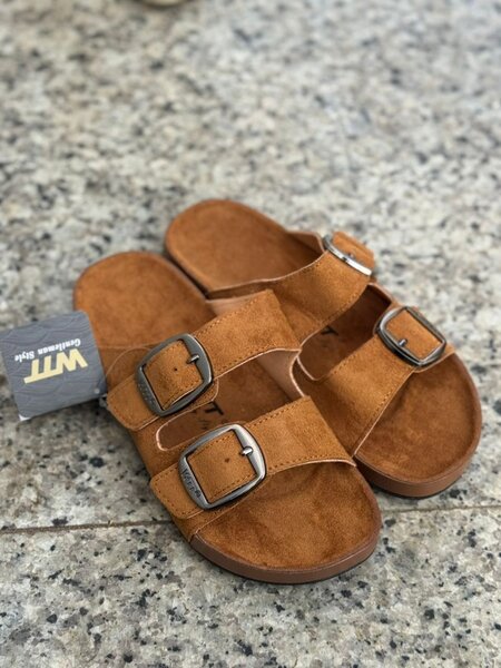 Sandales en daim à boucles