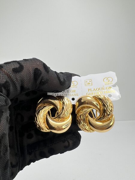 Boucles d'oreilles dorées élégantes