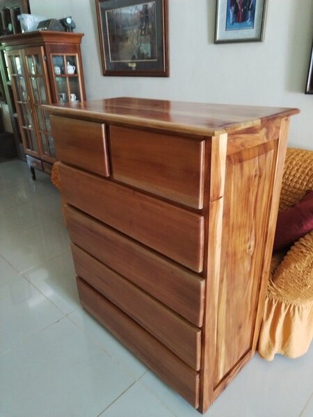 Commode en bois massif