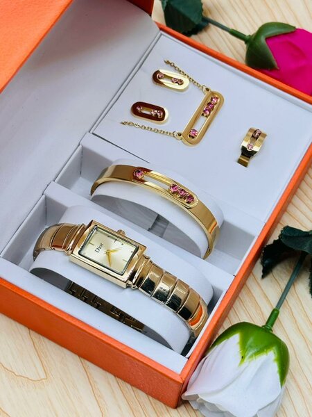 Montre luxe avec bracelet et bijoux