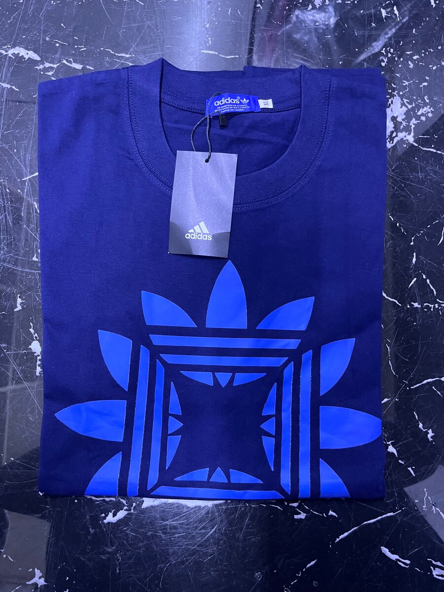 T-shirt à logo moderne