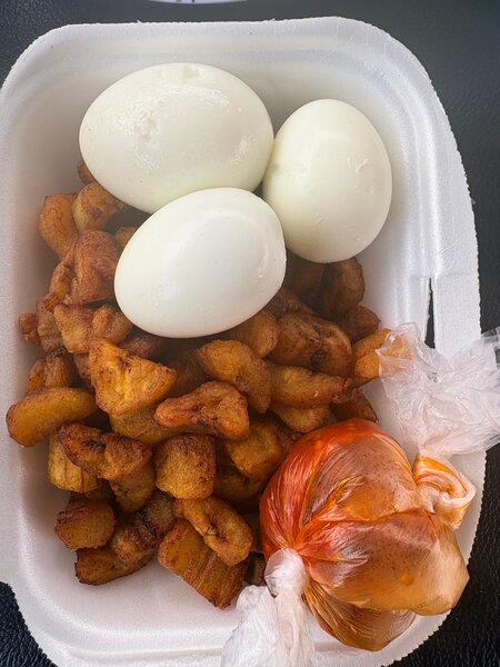 Frites de plantain et œufs