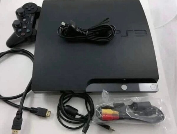 Console Sony PS3 avec manettes et accessoires