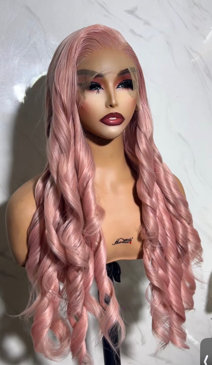 Perruque rose longue ondulée