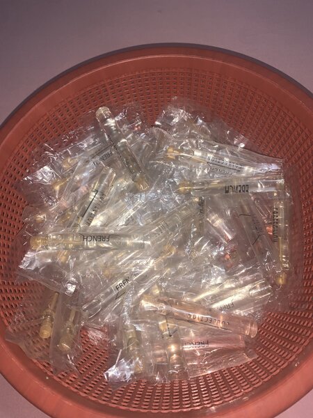 Échantillons de parfum miniatures