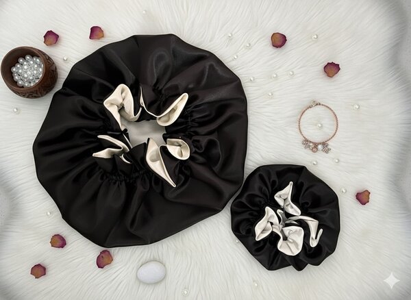 2 Bonnets  en satin réversible