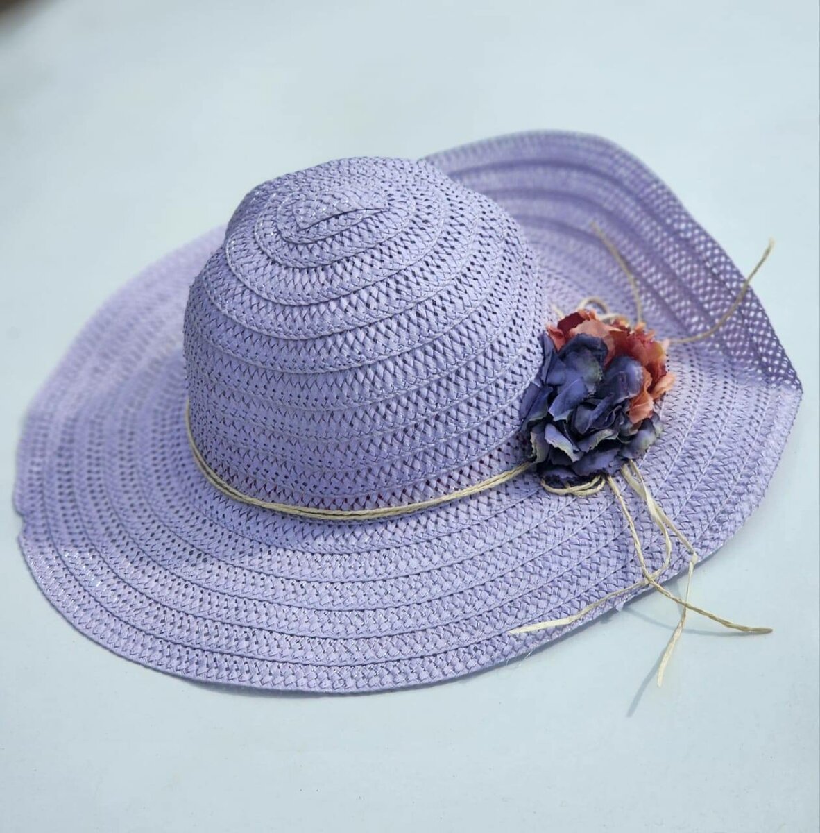 Chapeaux de paille avec fleurs