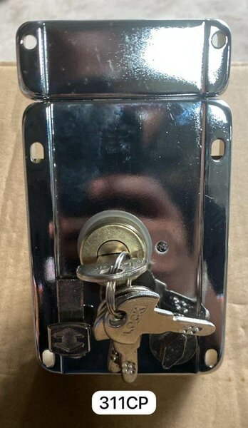 Serrure chromée avec clés