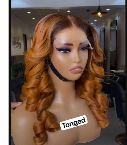 Perruque ondulée rousse élégante