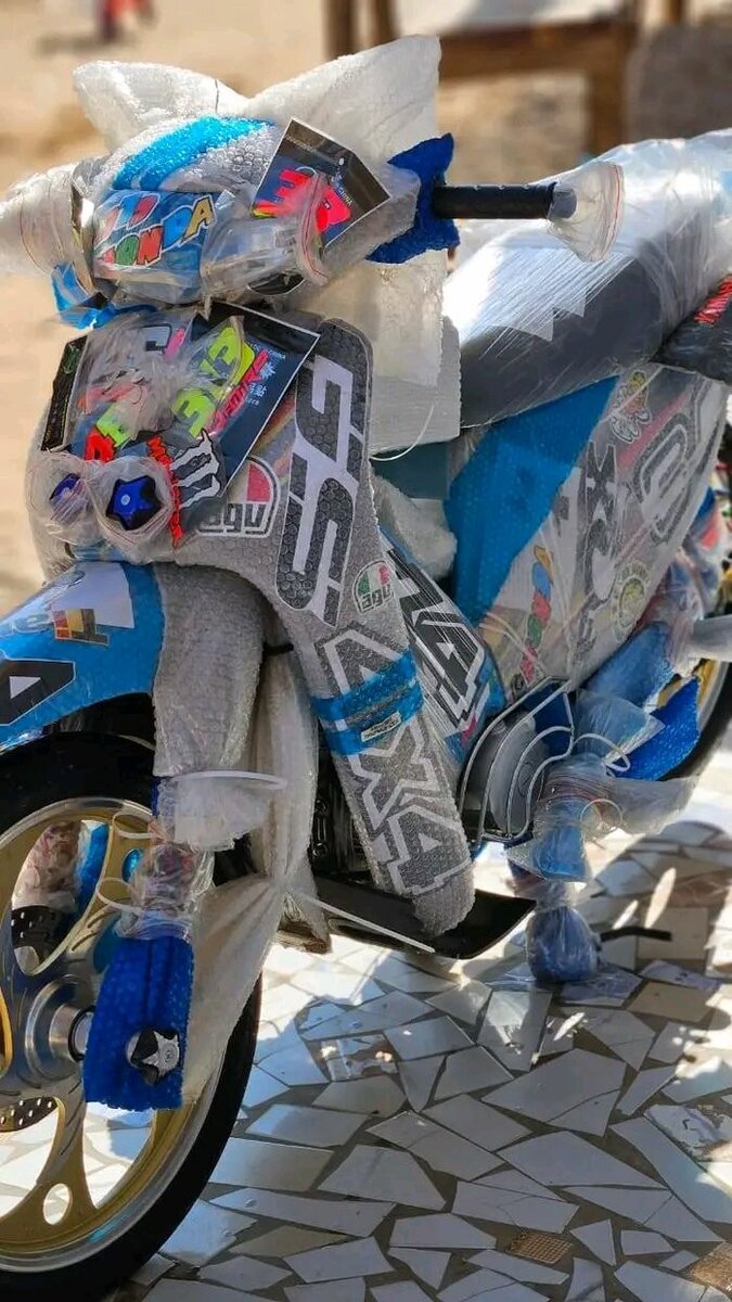 Moto neuve décorative 125cc