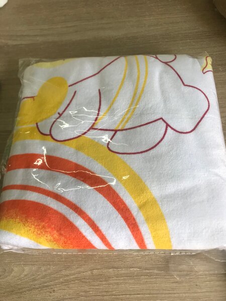 Serviette de bain motif arc-en-ciel