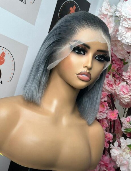 Perruque en dentelle grise