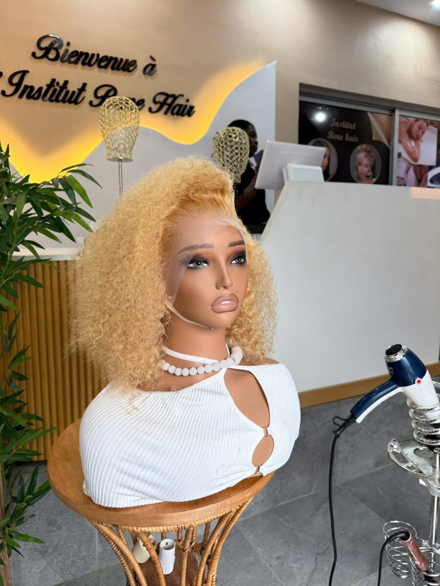 Perruque bouclée blonde