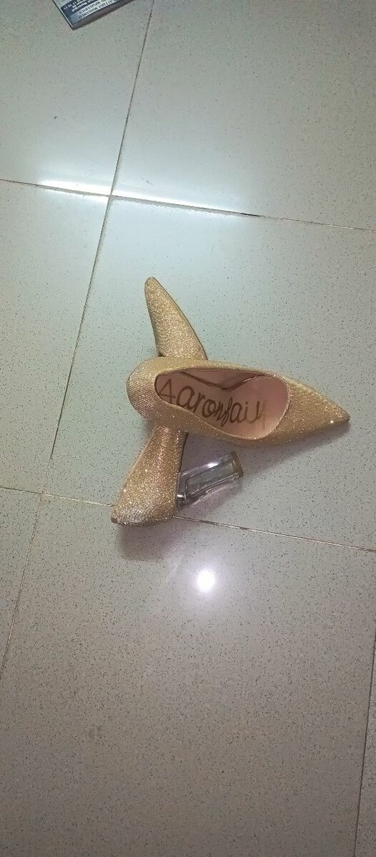 Escarpins dorés élégants