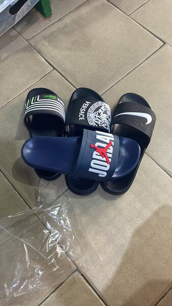 Tongs de marque élégantes