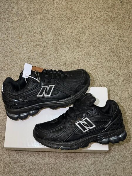 Baskets de course noir moderne