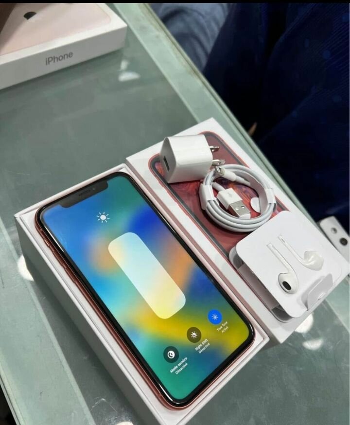 iPhone XR rouge avec accessoires