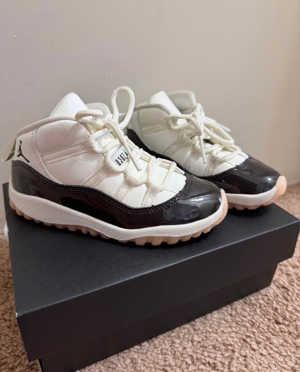 Chaussures Air Jordan 11 Blanc et Noir