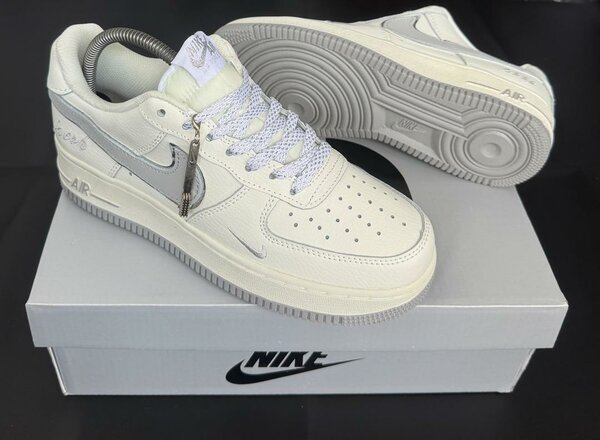 Nike Air Force 1 Luxe