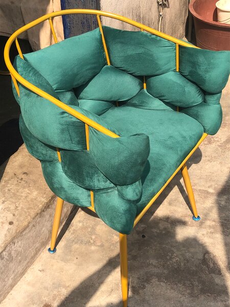 Chaise design en métal jaune et coussins verts