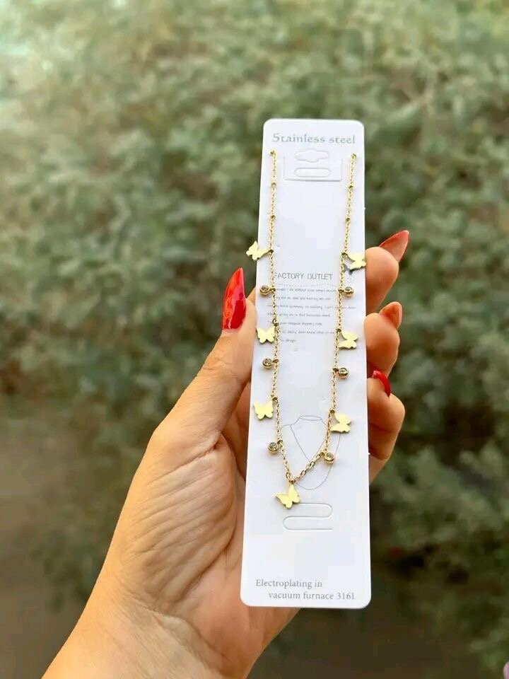 Collier doré avec pendentifs