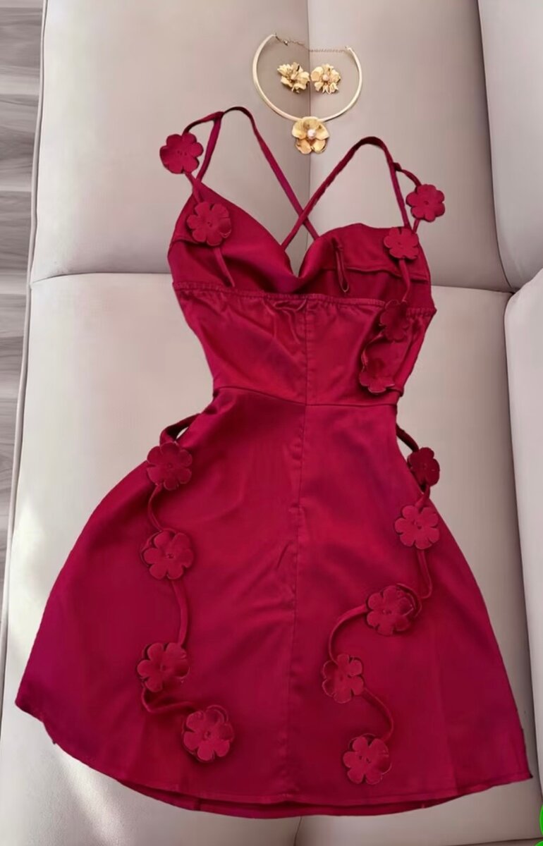 Robe rouge courte en satin